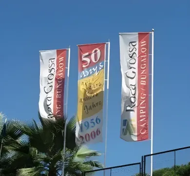 Tres banderas altas con la marca 