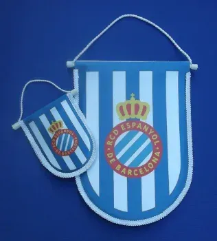 Dos banderines del Espanyol de Barcelona con franjas azules y blancas y escudos del club sobre fondo azul.
