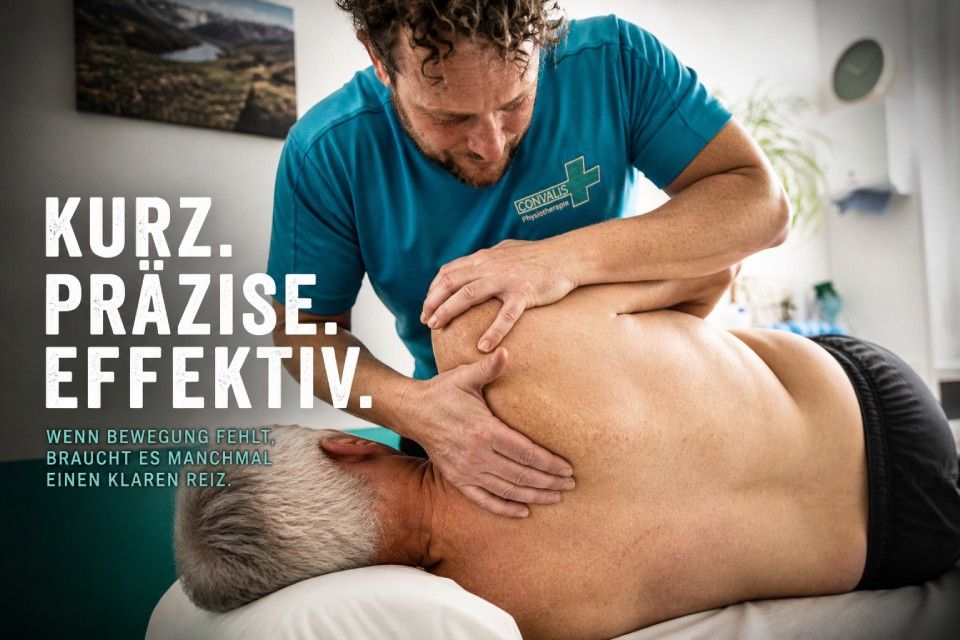 Physiotherapist massaging a patient’s back with bold text “KURZ. PRÄZISE. EFFEKTIV.”