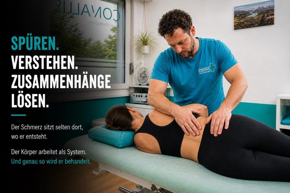 Eine Massagetherapeut behandelt in einer Praxis das Bein einer Klientin; daneben ein deutscher Text.