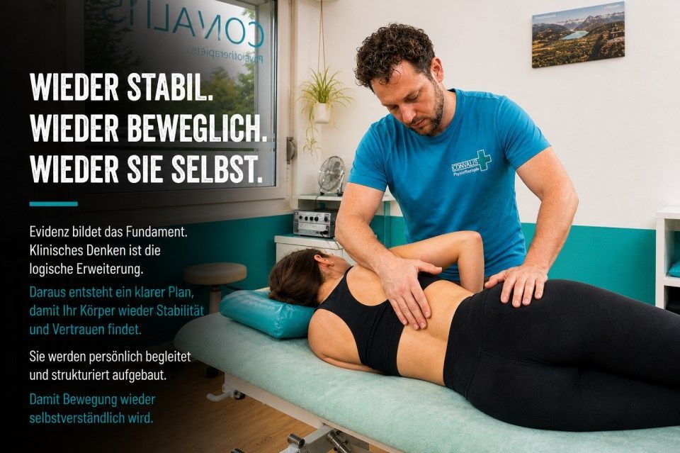 Ein Physiotherapeut dehnt einen Mann auf einer Behandlungsliege in einer Klinik.