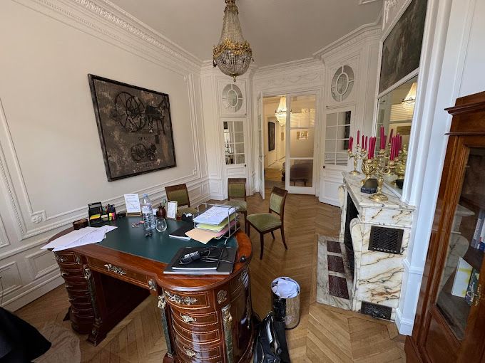 Bureau dans une pièce rénovée