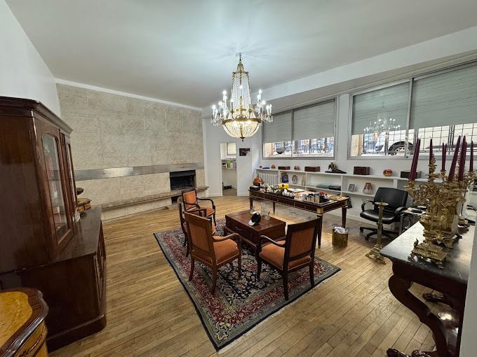 Lustre et table basse