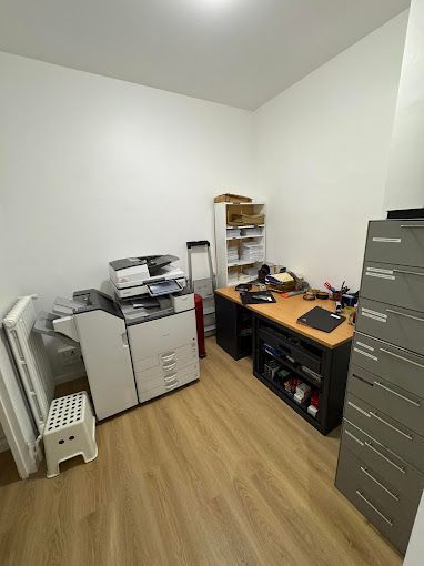 Pièce rénovée avec un mur blanc