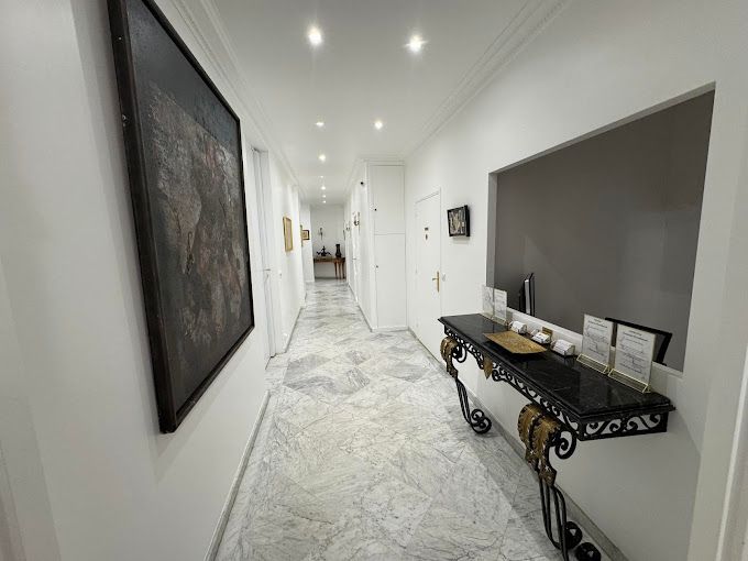 Grand couloir très clair