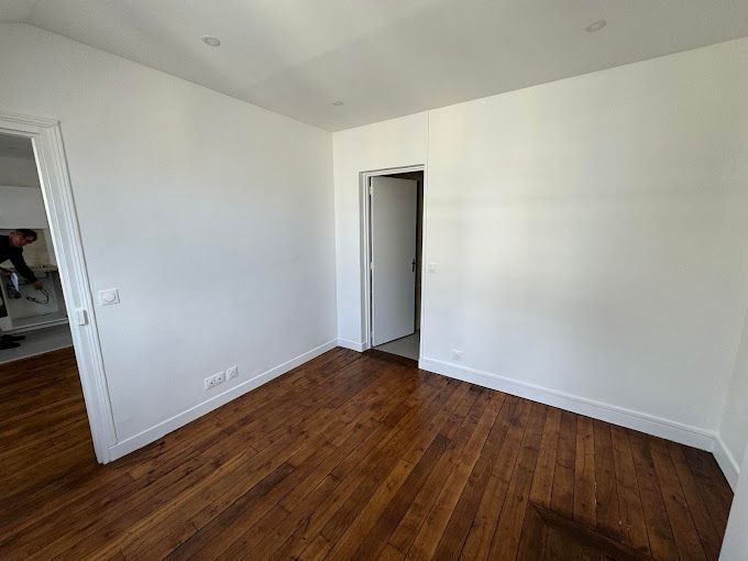 Pièce avec du plancher en bois