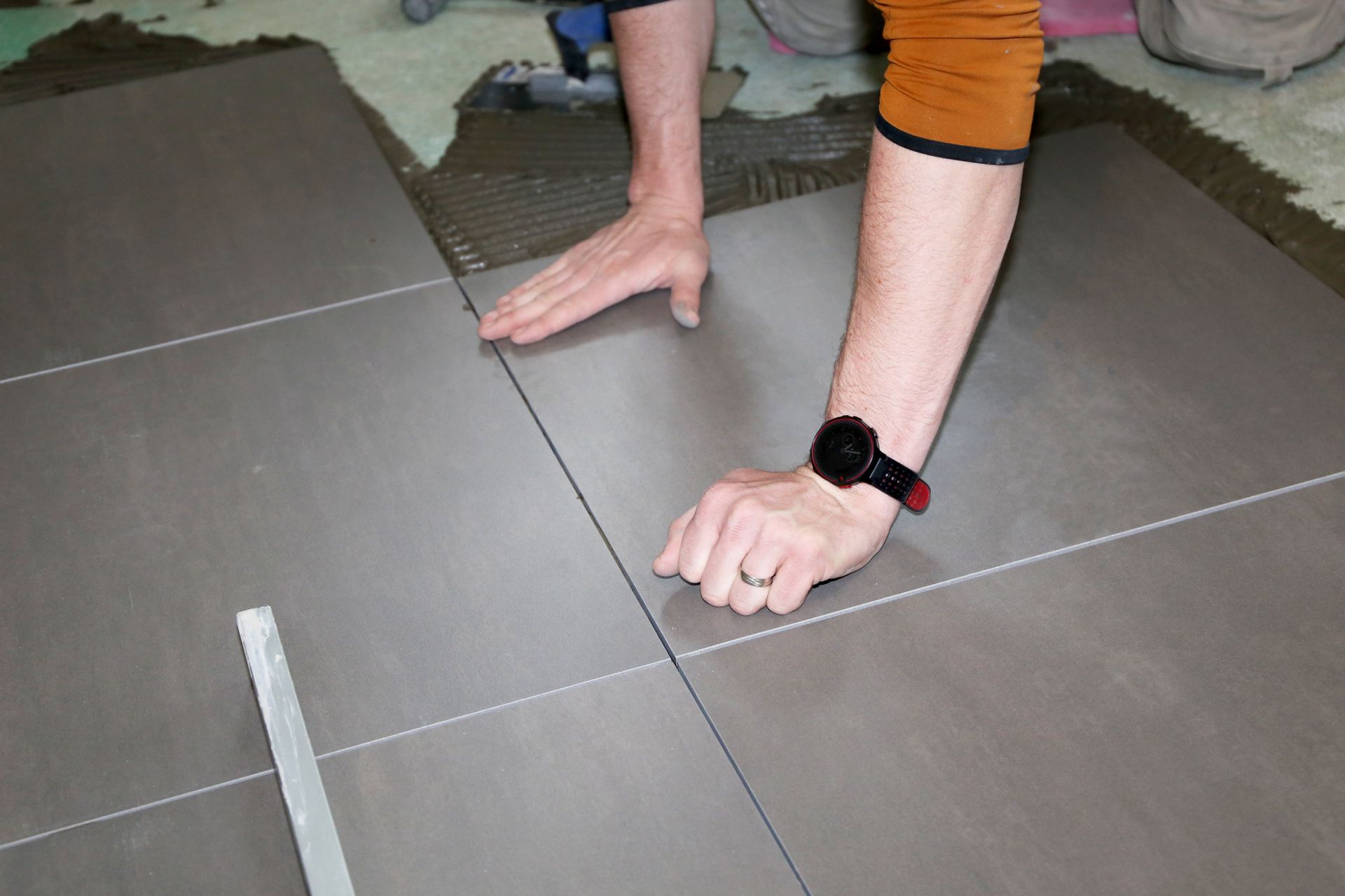 Pose de carrelage gris foncé
