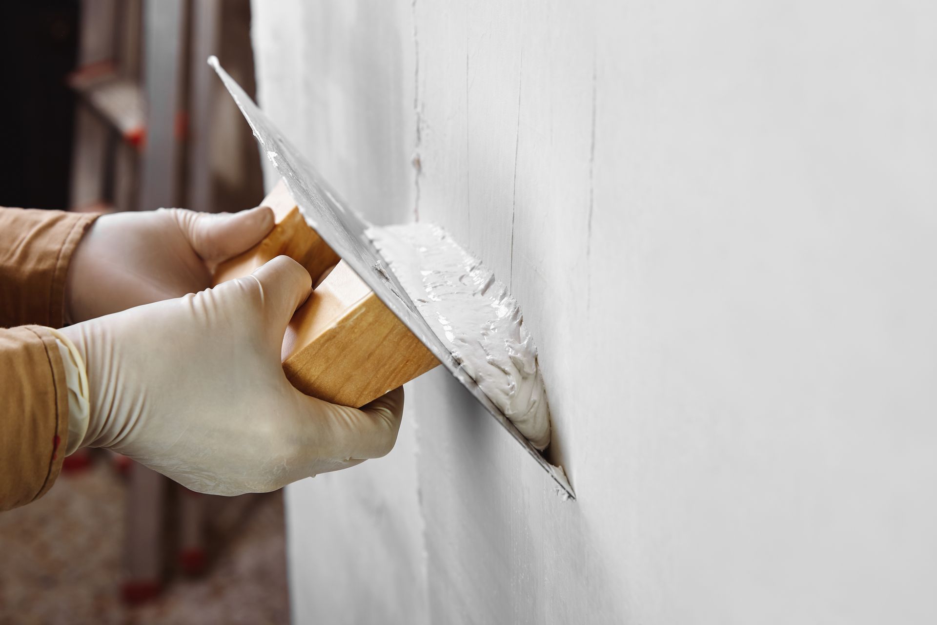 Pose d'enduit de lissage et de plâtre sur un mur