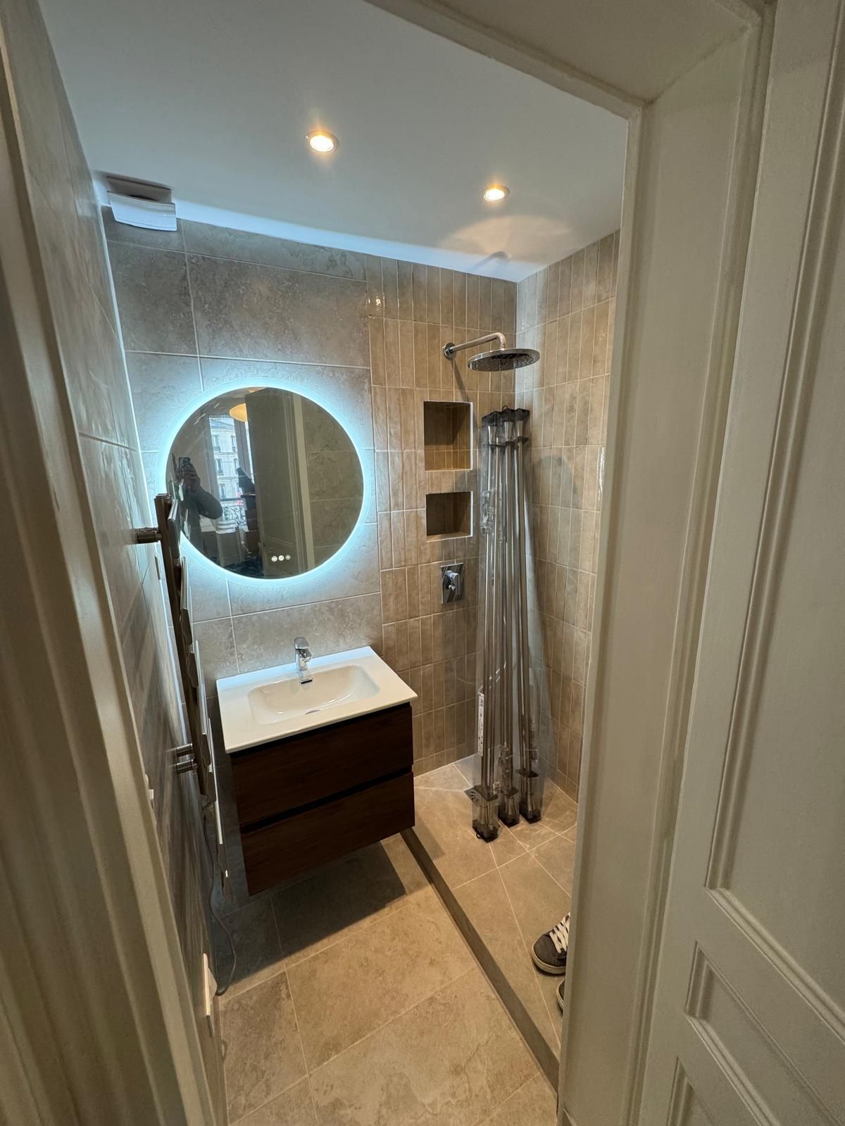 Photo de toilettes avec robinetterie neuve