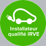 Logo circulaire vert avec une icône de voiture électrique blanche et le texte  Installateur qualifié IRVE.