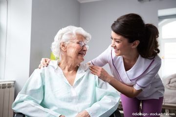 Ältere Dame und ihre Pflegerin