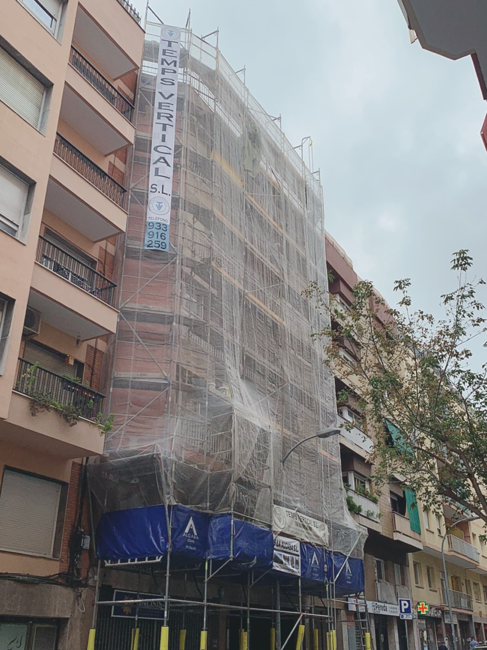Un edificio con andamios y un cartel que dice 'andamios'.