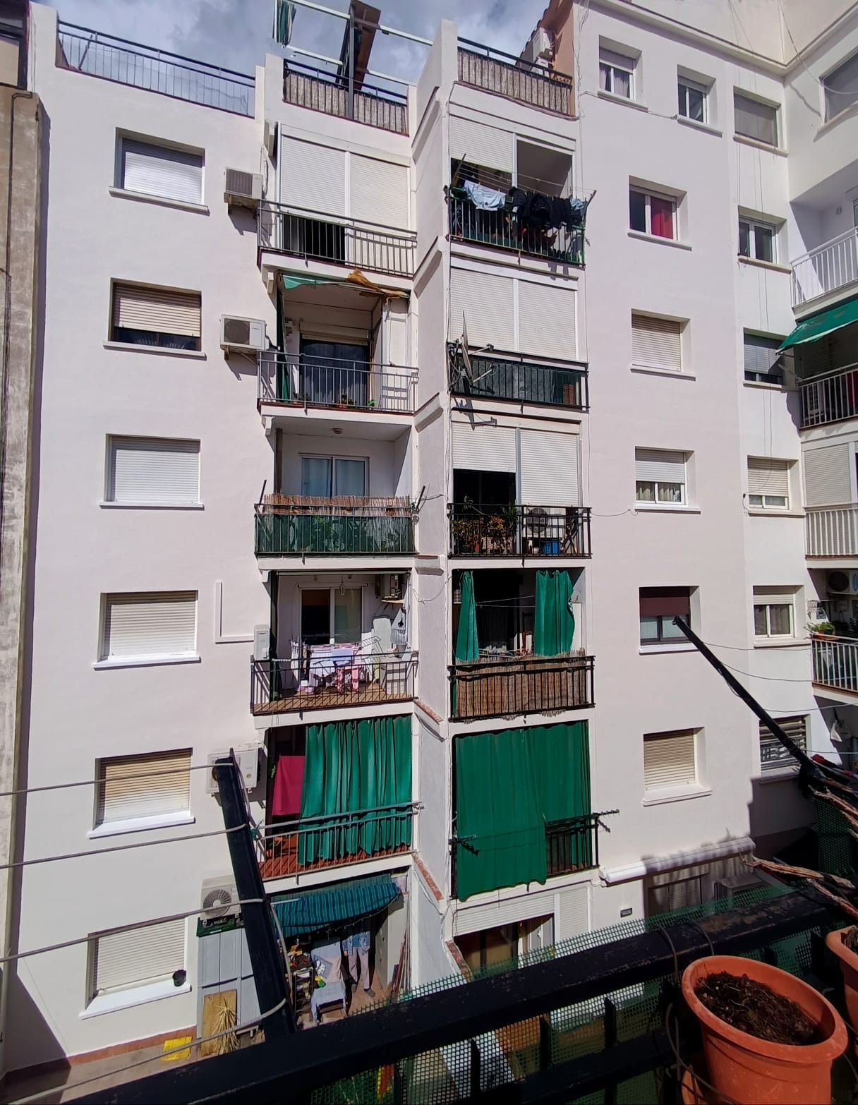 Un edificio con muchas ventanas y balcones