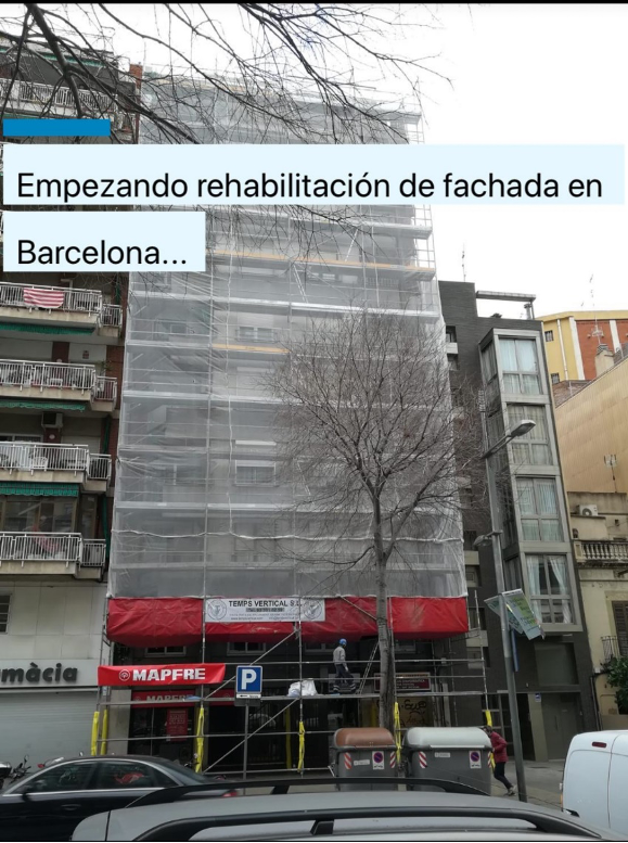 Un edificio con andamios está siendo remodelado en Barcelona