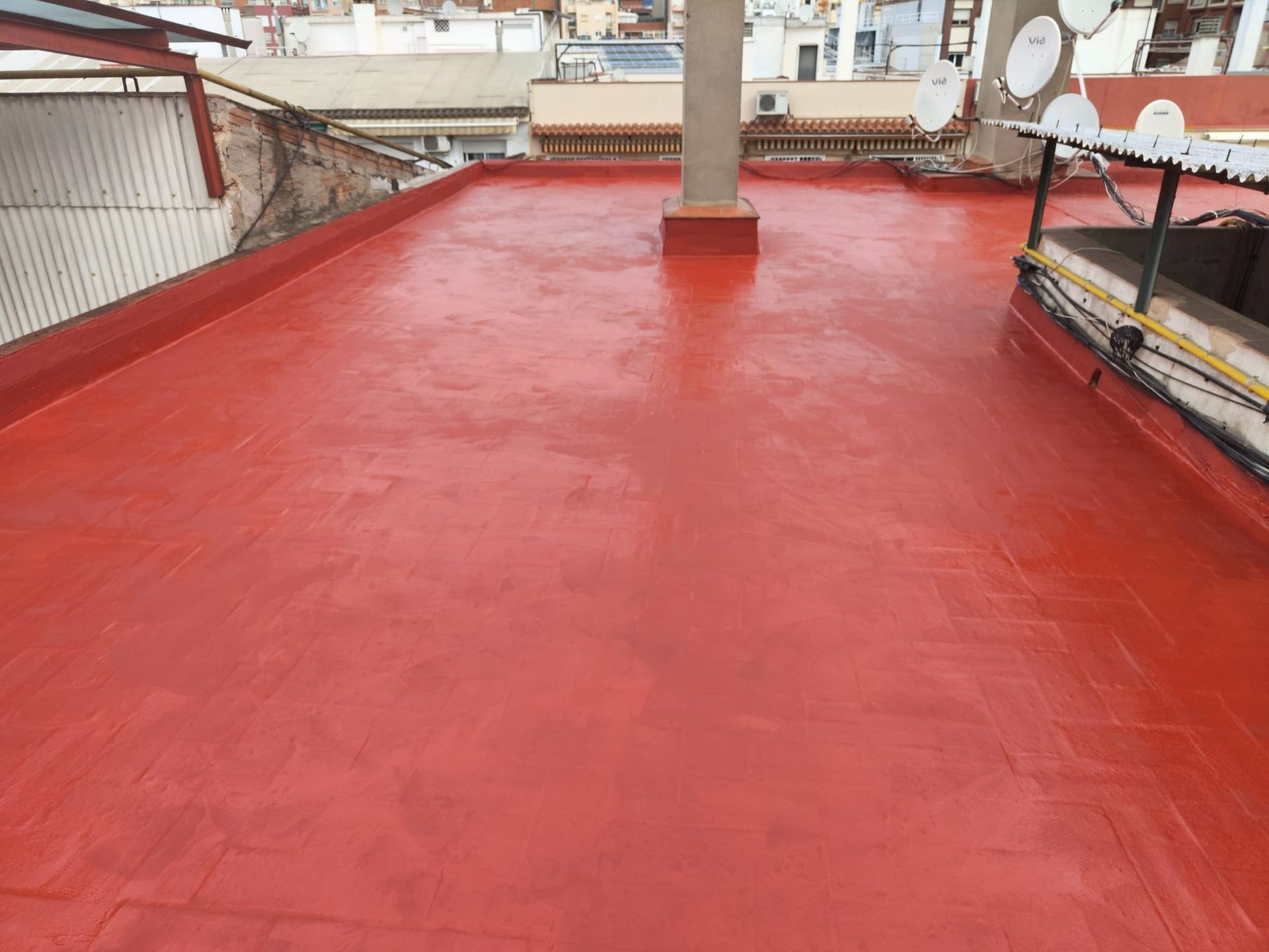 Un techo rojo con antenas parabólicas.