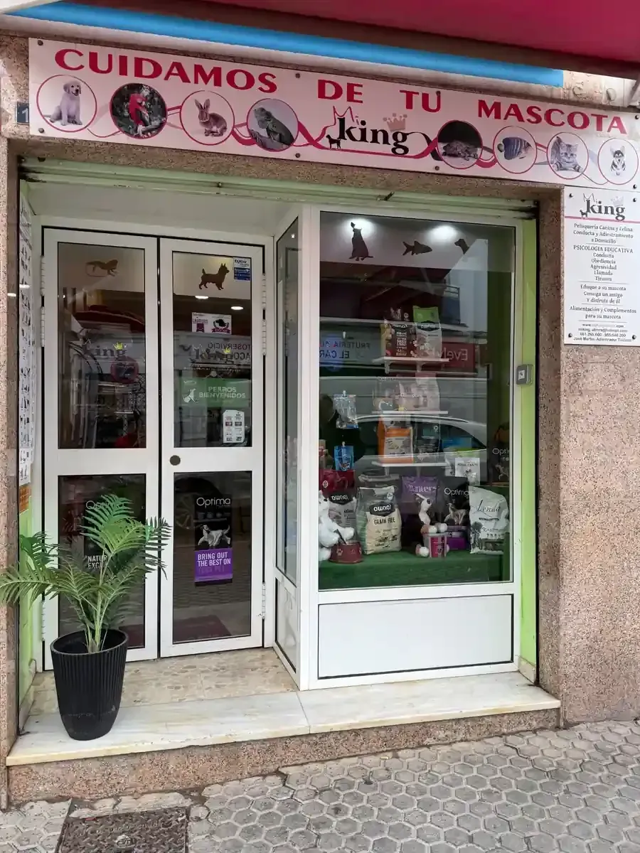 Escaparate de tienda de mascotas con puertas de cristal y un cartel que dice: