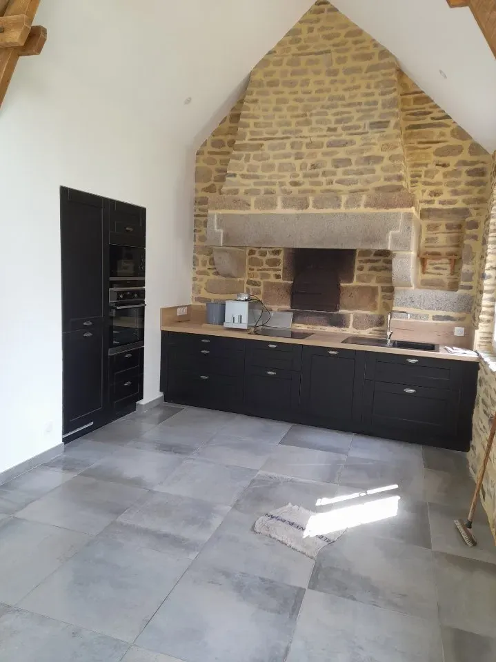 Intérieur d'une maison avec vue sur une cuisine