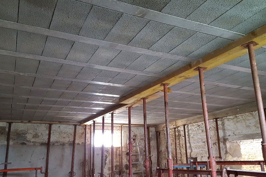 Travaux pour un plafond dans une maison en pierre