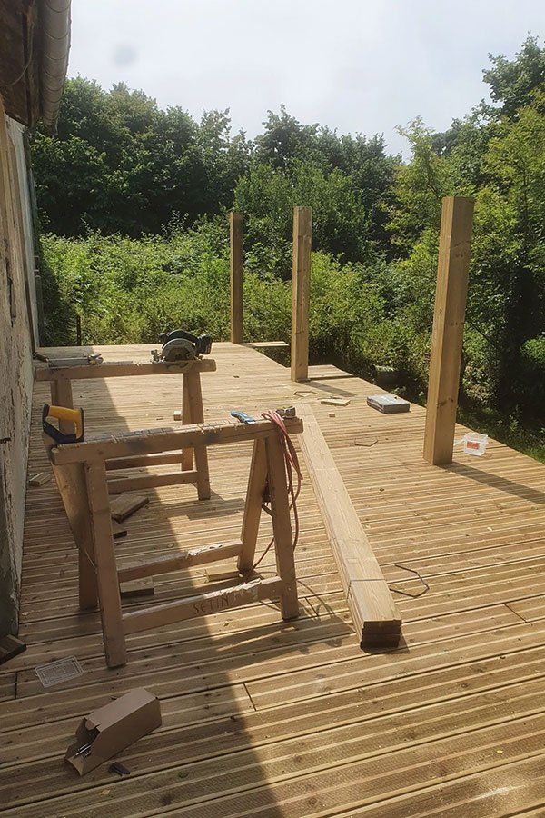 Terrasse en bois clair en cours de travaux