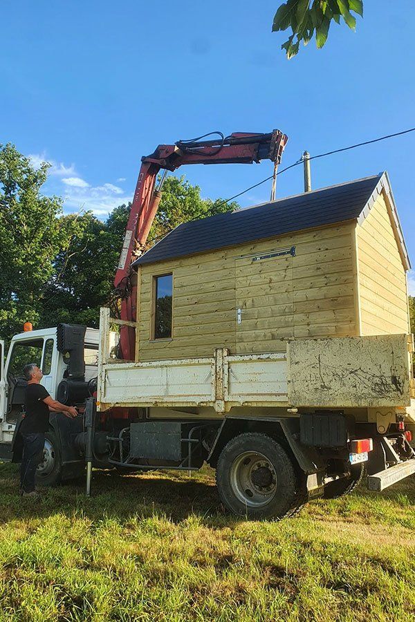 Petite maison en bois transporté dans un camion
