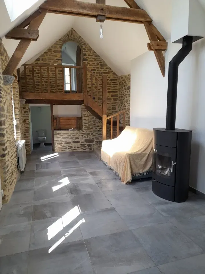 Intérieur d'une maison avec un poil noir