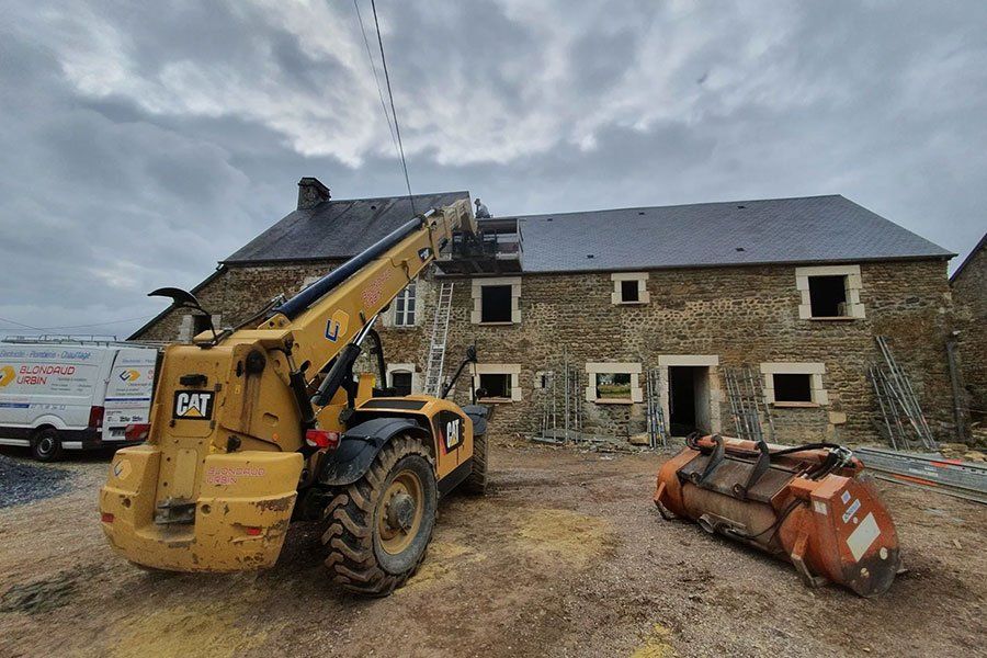 Réparation en cours d'une toiture