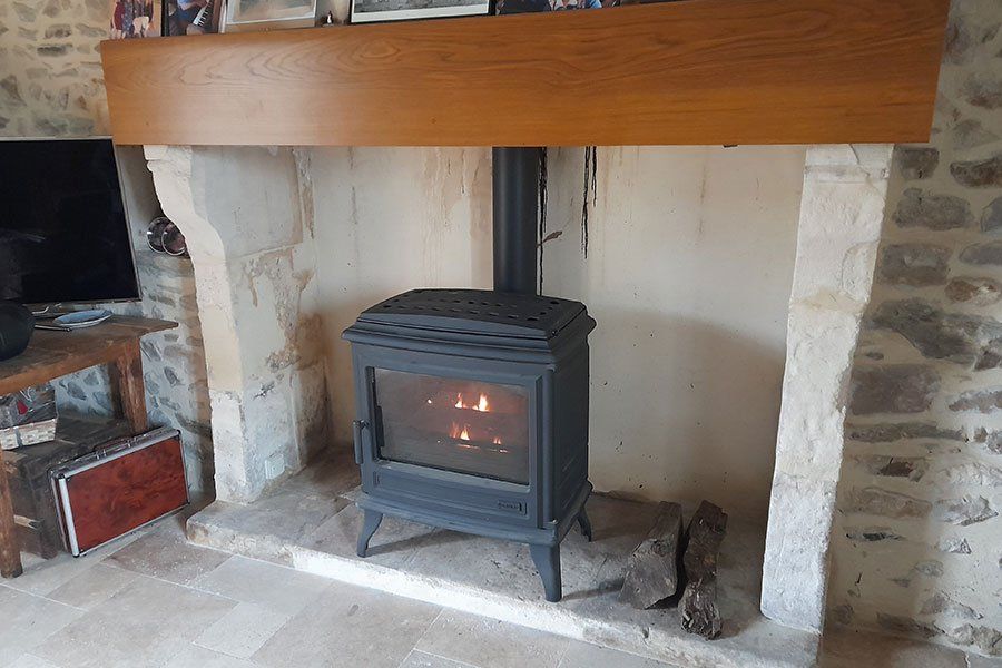 Poêle a bois dans une vieille cheminée