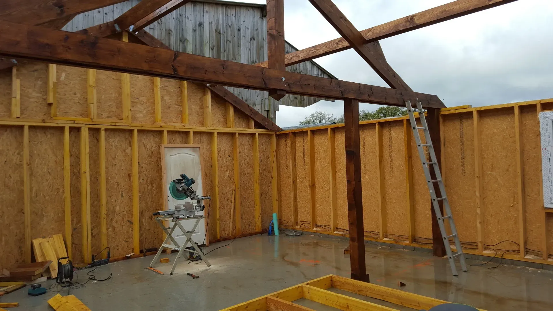 Construction d'une maison sous la pluie