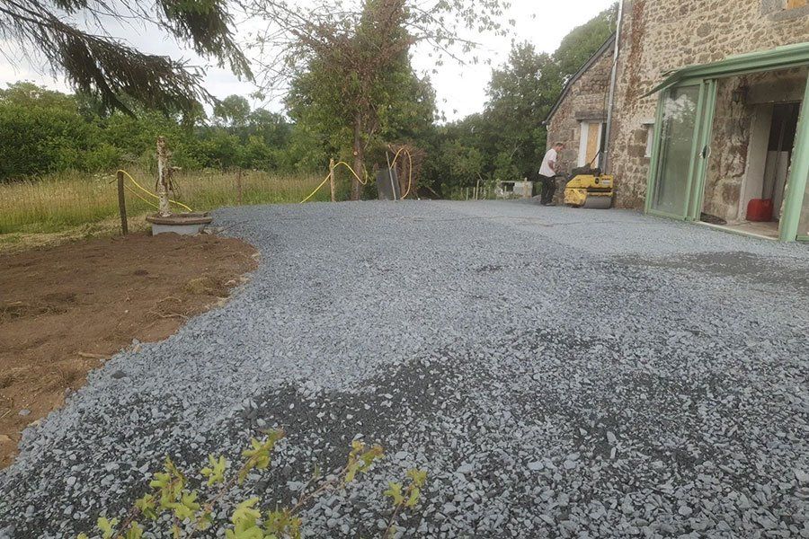 Gravier devant une maison en pierre