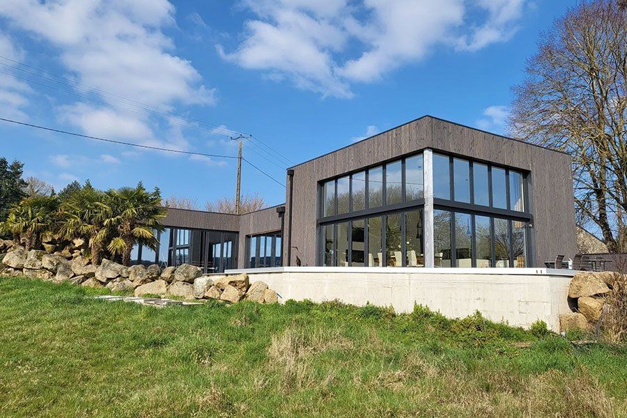 bâtiment en vitre vue de loin