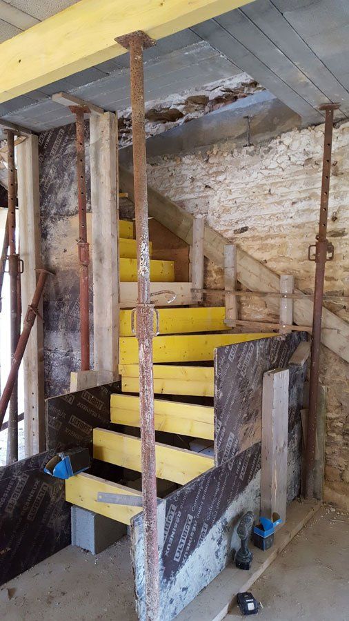 Escalier en construction dans une maison en pierre
