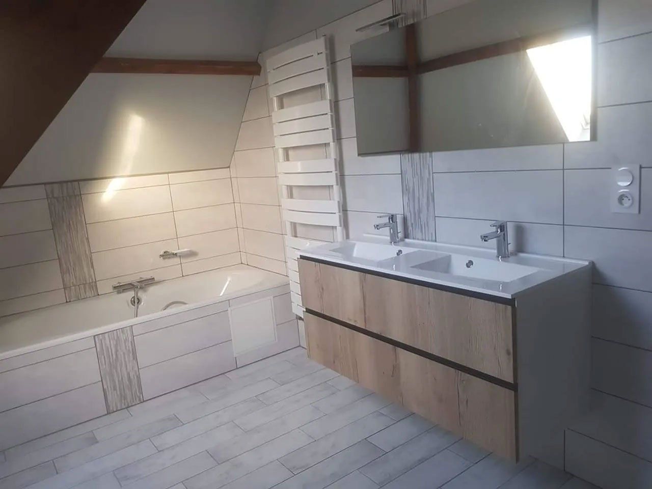 Salle de bain neuve avec du parquet au sol