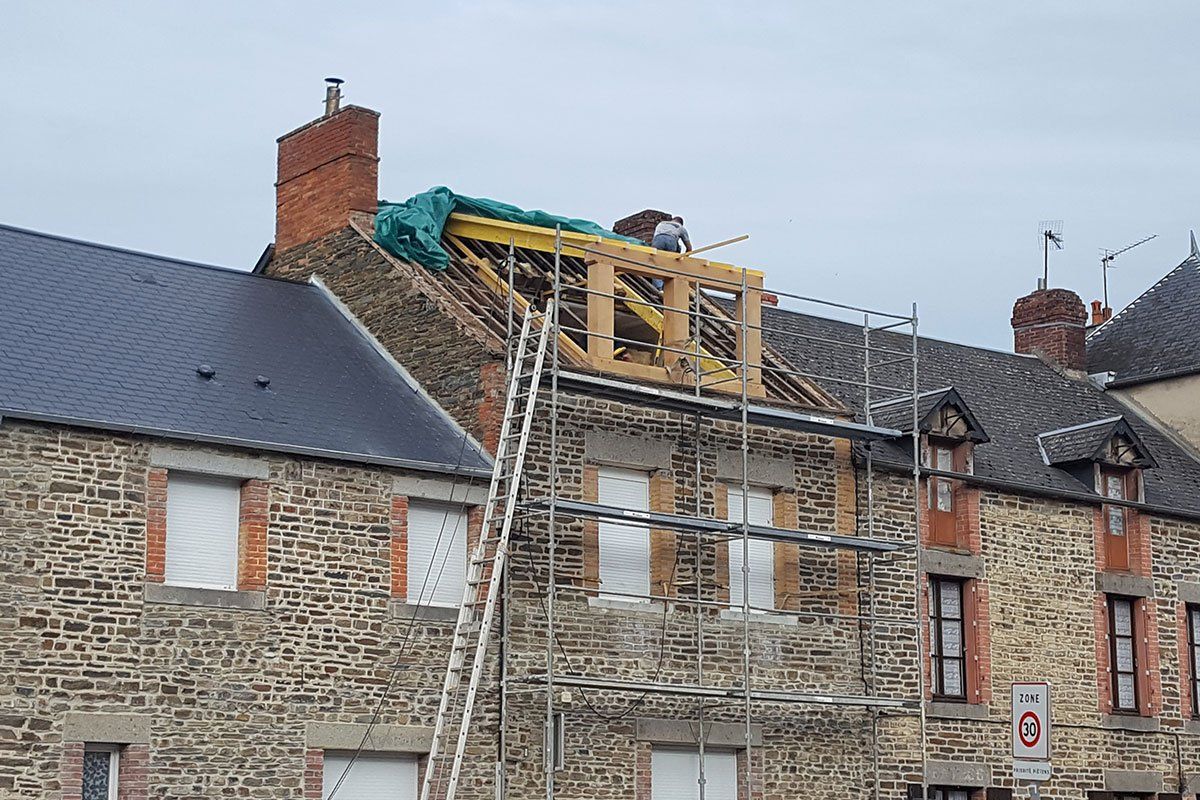 Équipe de Blondaud Urbin en train de refaire une toiture de maison