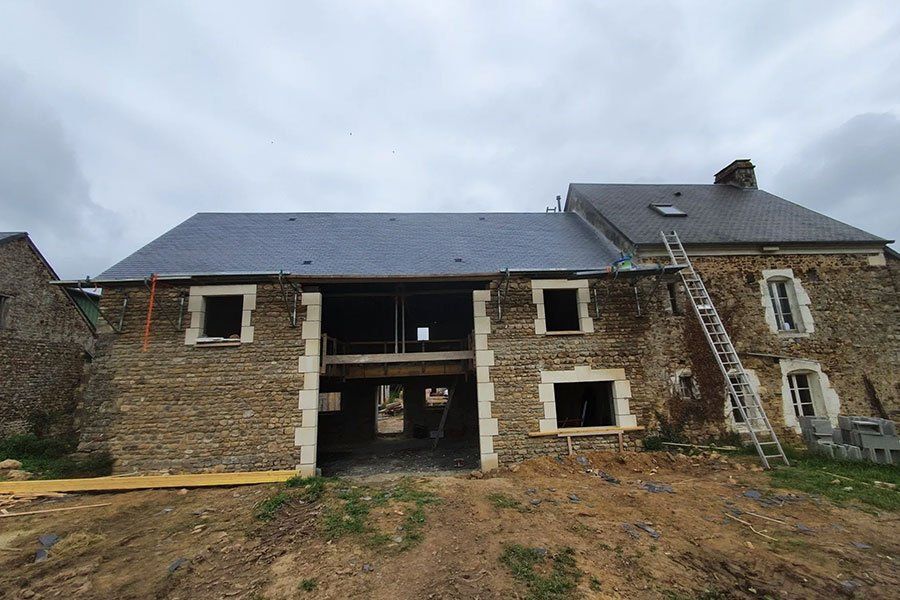Toiture d'une maison en pierre toute neuve vue de face