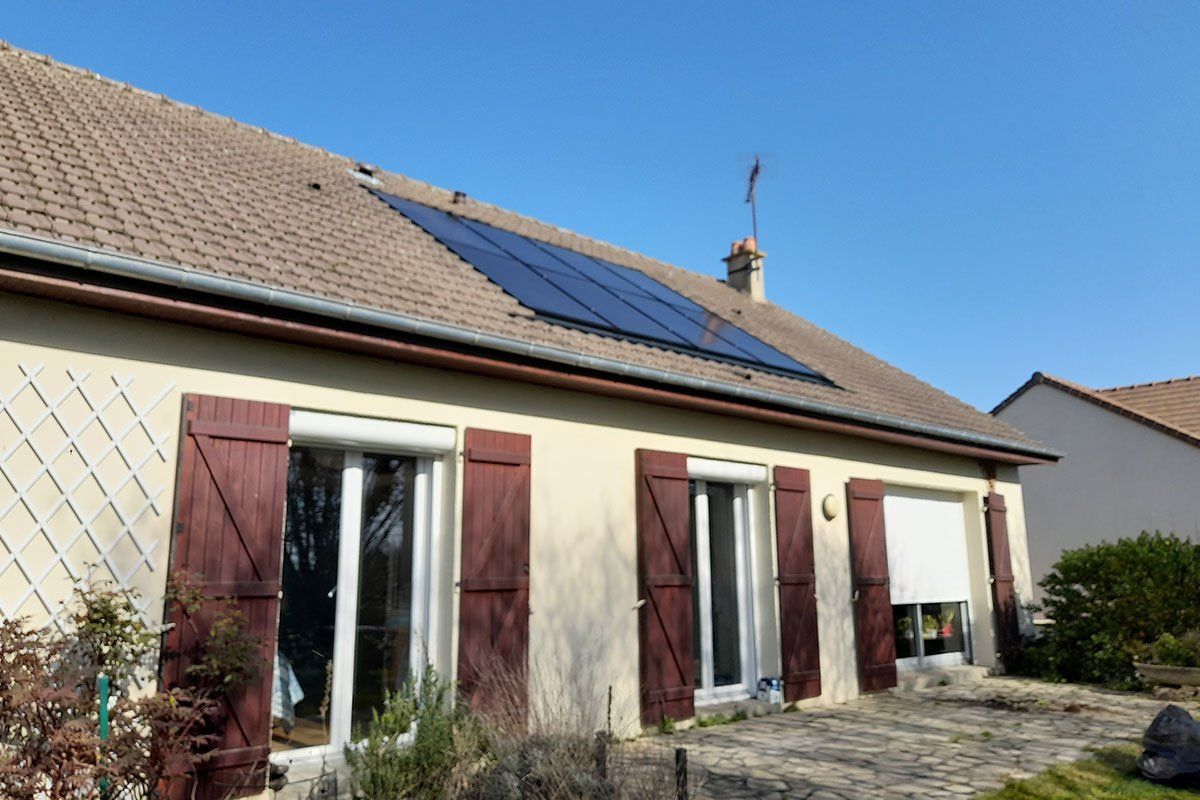 Maison avec des panneaux photovoltaïques dessus