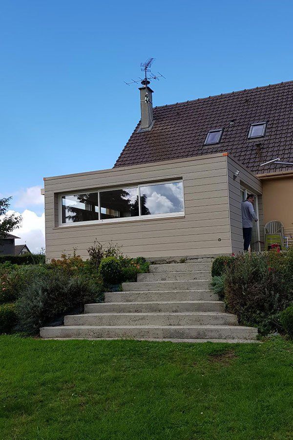 Espace supplémentaire d'une maison de couleur gris
