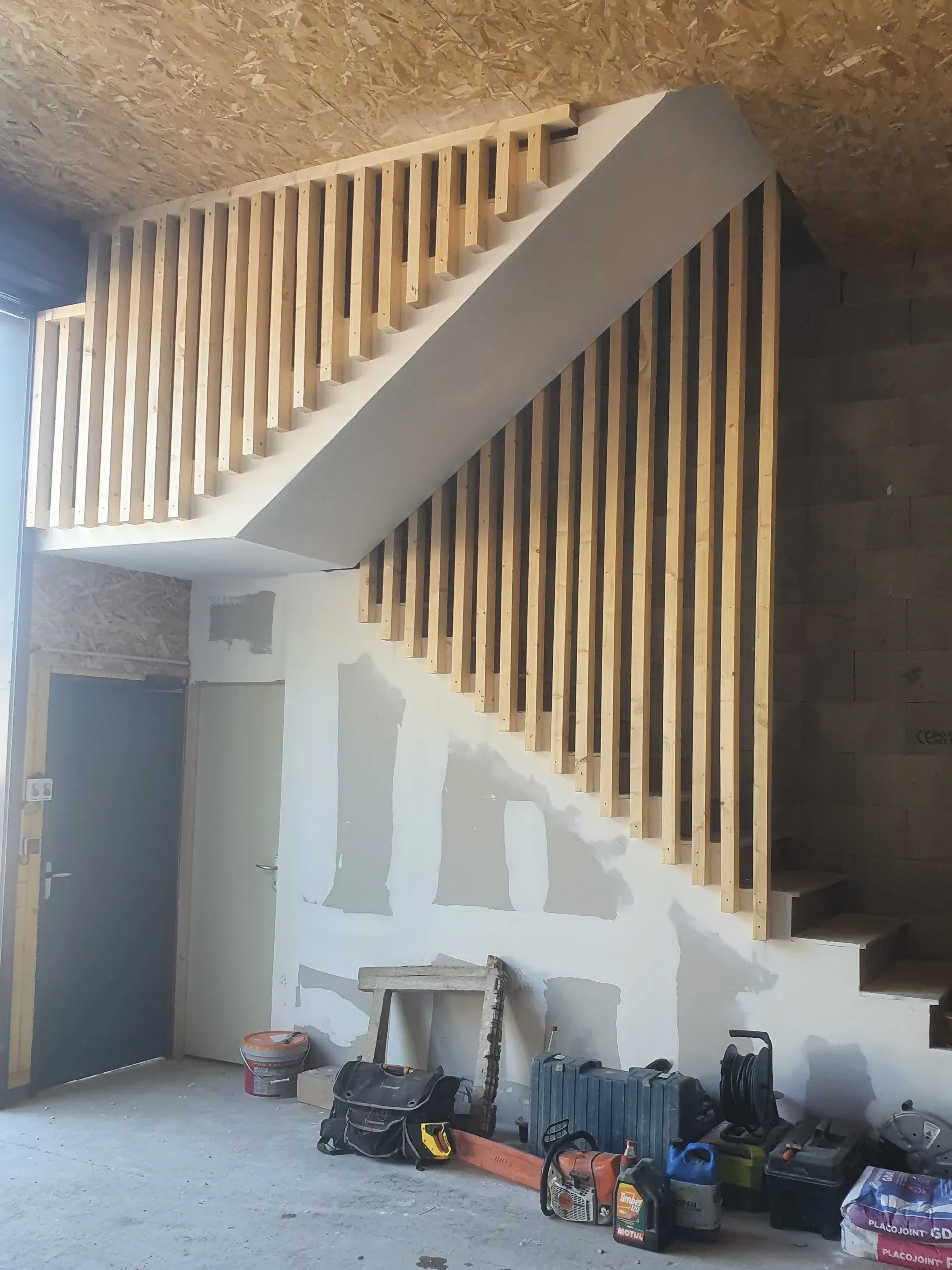 Escalier en bois en cours de travaux