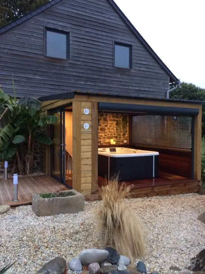 Spa en dessous d'une pergola