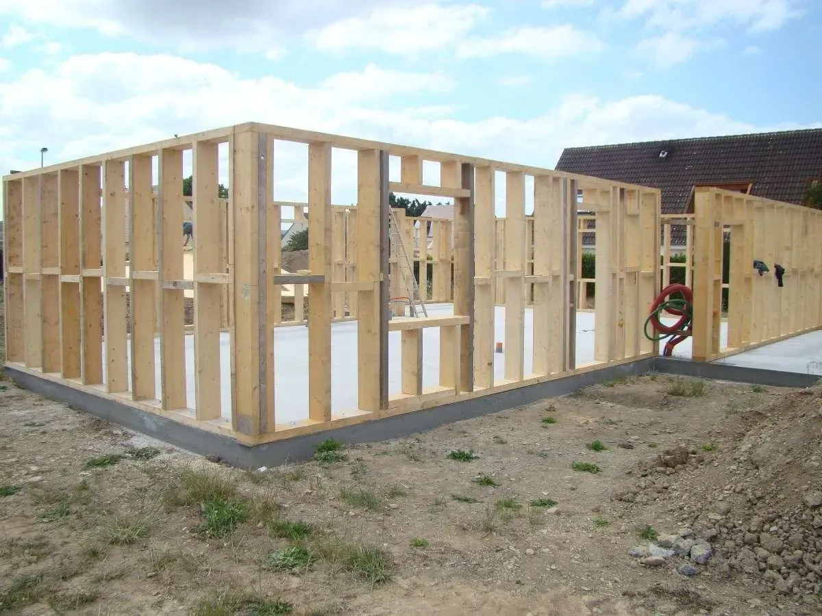 Maison en construction avec juste les fondations en bois
