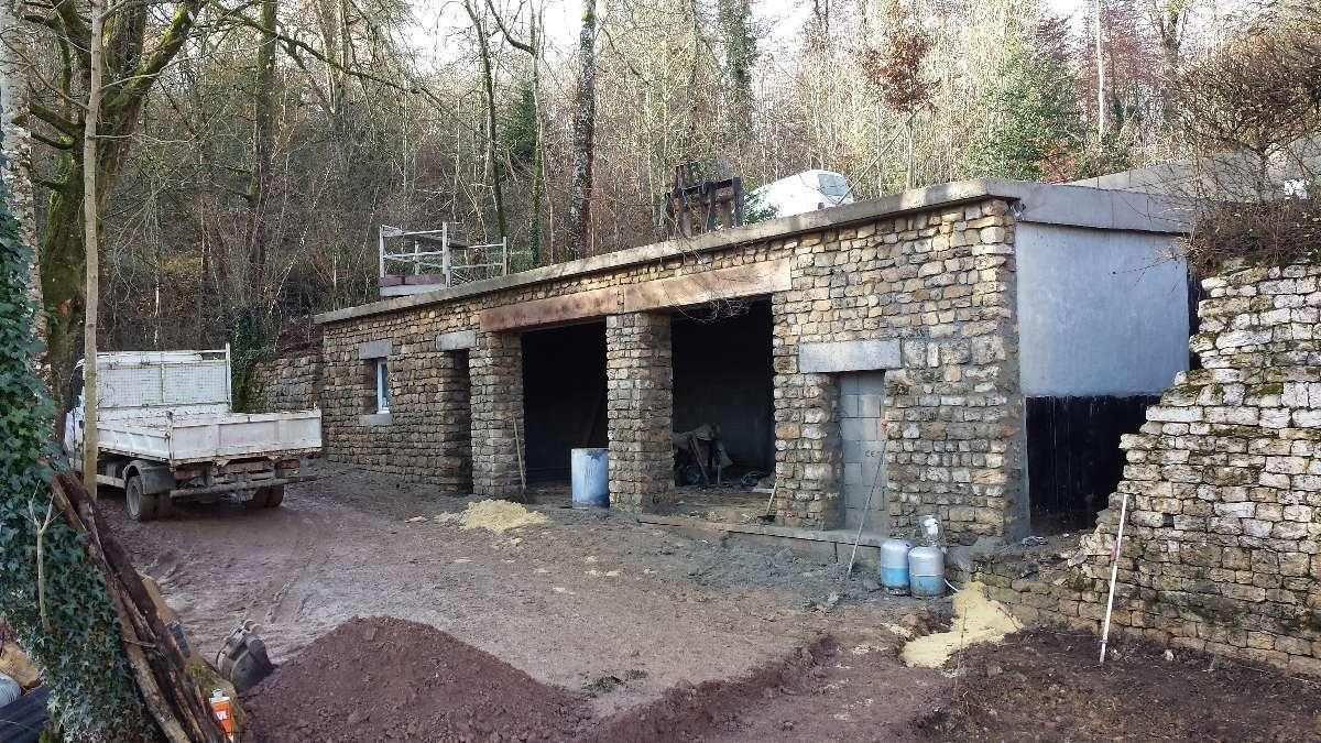 Maison en pierre qui nécessite d'être rénové