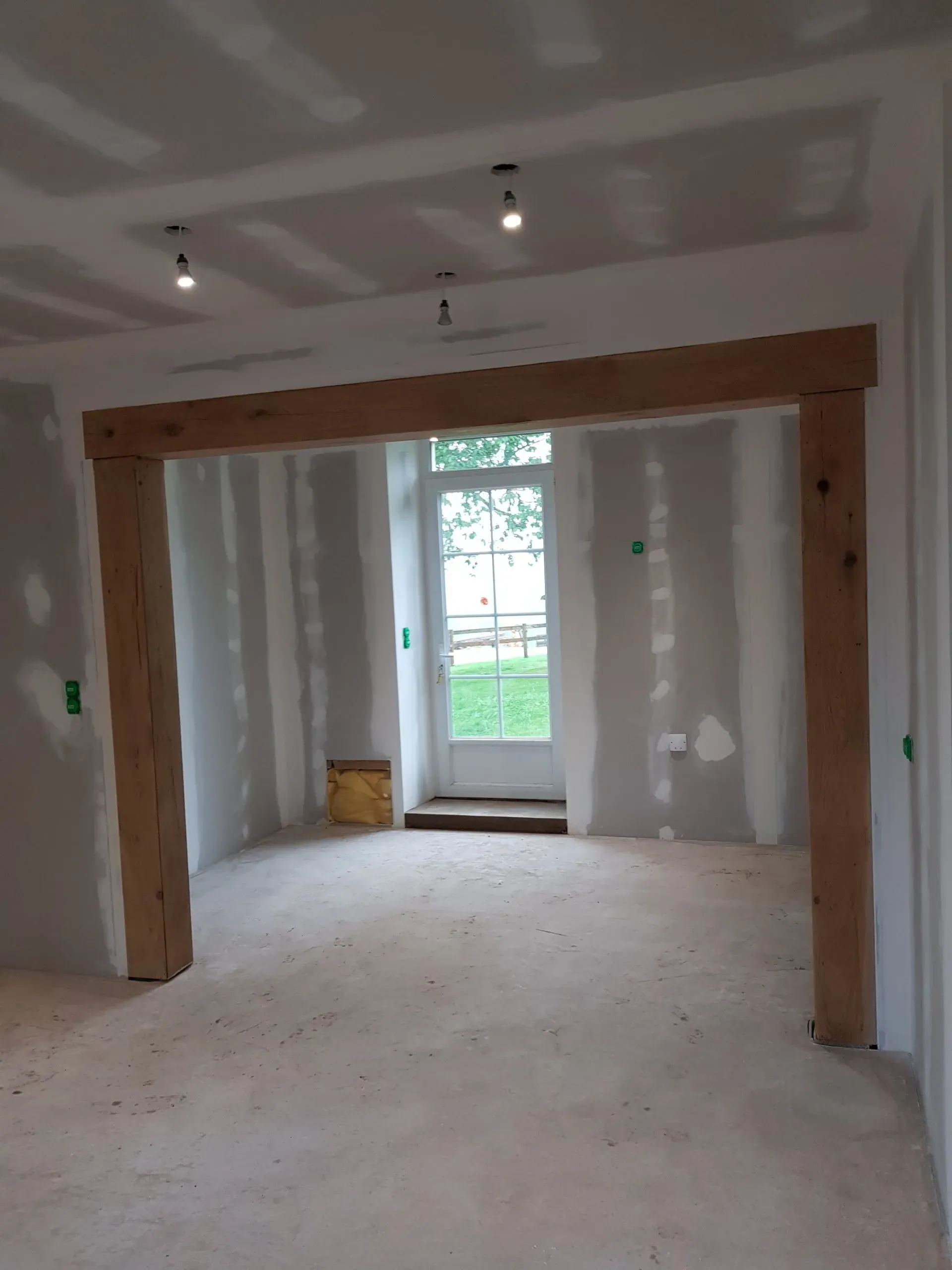 Une salle de maison en préparation avant d'être peinte