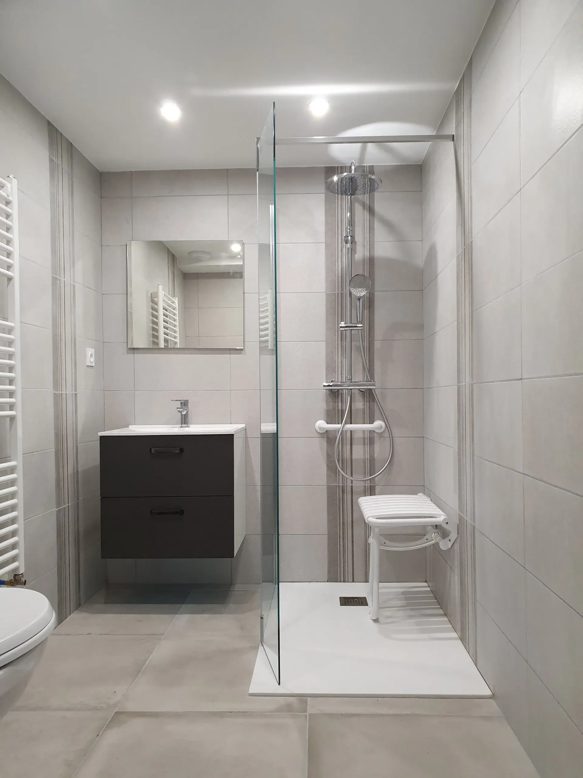 Salle de bain blanche neuve