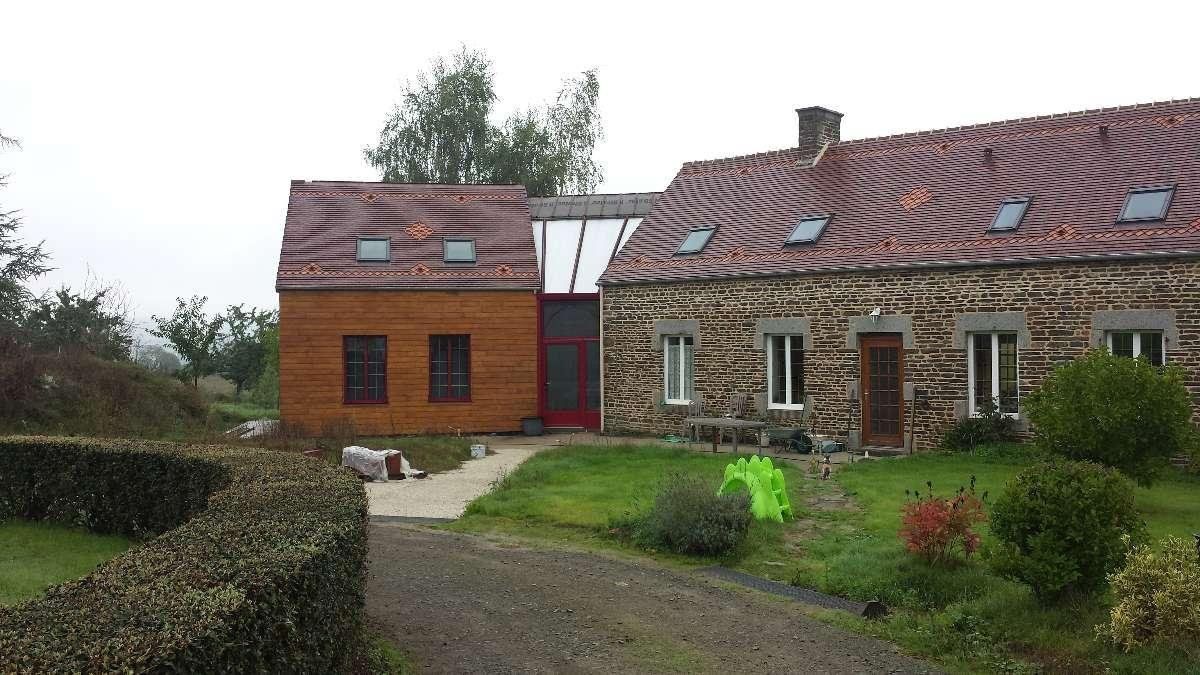 Double maison : une en bois et une en pierre