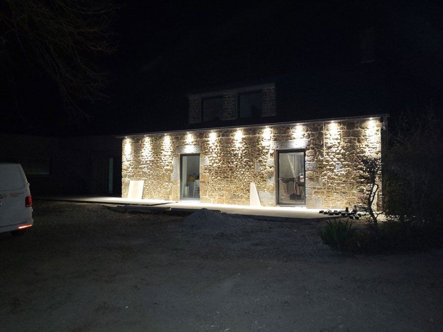 Façade d'une maison en pierre illuminée