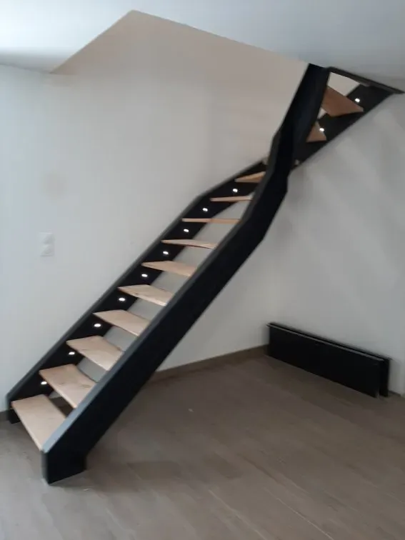 Escalier noir tous neuf vue de côté