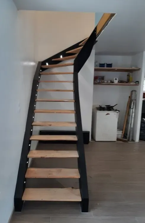 Escalier noir tous neuf vue de face