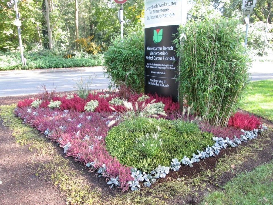  großes Grab mit Stein
