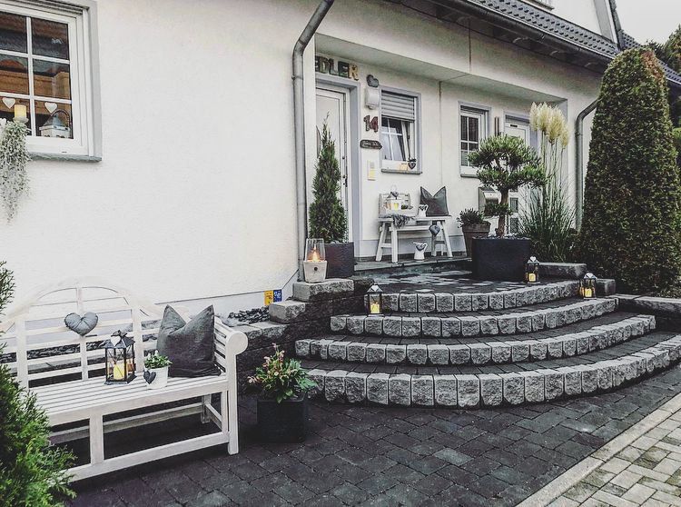 frisch gepflasterter hauseingang