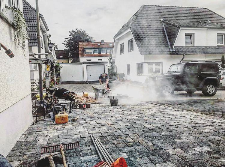 pflasterer bei der arbeit