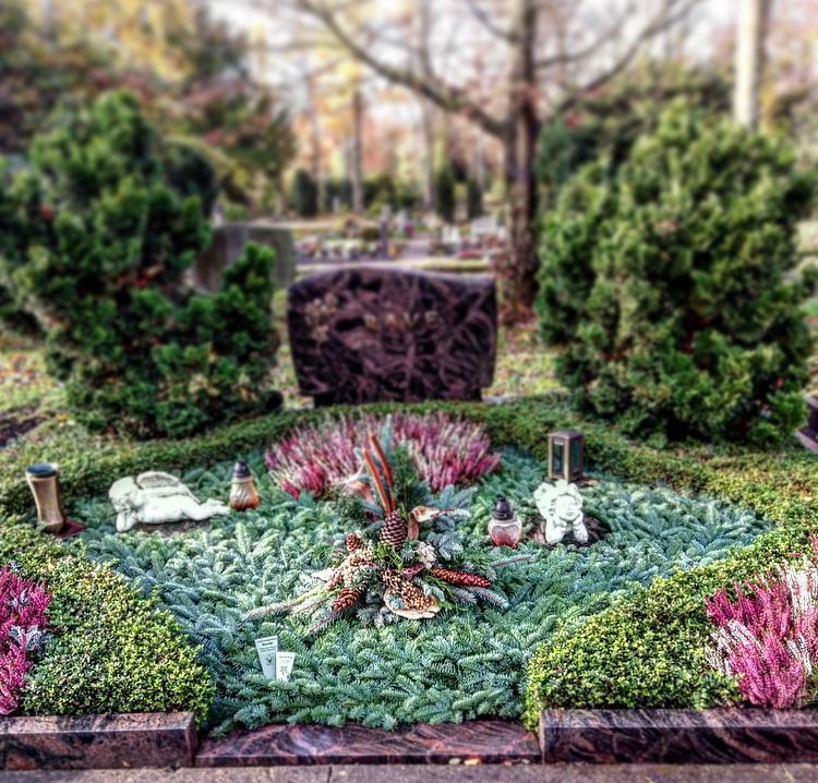 grabgestaltung mit tannenzweigen